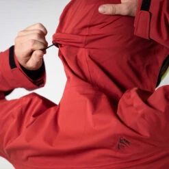 Jones Peak Bagger Skijacke Safety Red Herren -Skiausrüstung jones peak bagger jacket safety red 03 gross