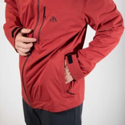 Jones Peak Bagger Skijacke Safety Red Herren -Skiausrüstung jones peak bagger jacket safety red 06 gross